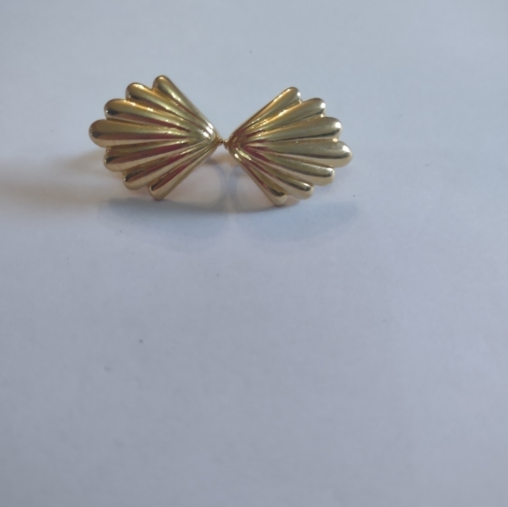 Trifari women's shell clip on earrings REASONABLE OFFERS ACCEPTED
